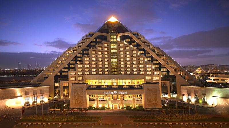 نمایی از اتاق لوکس هتل رافلز دبی با بالکن خصوصی و چشم‌انداز افق شهر