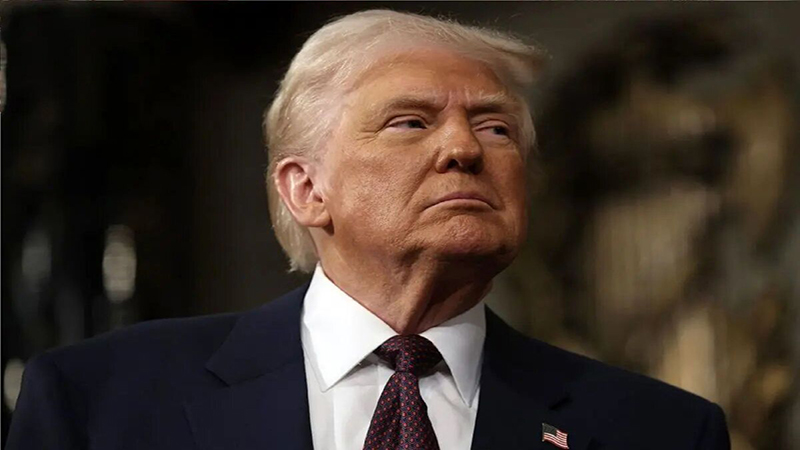 گرافیک تایپوگرافی با عنوان «شایعه مرگ ترامپ» با رنگ‌های تیره و قرمز