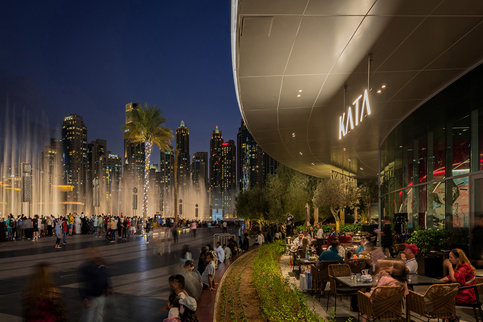 نمایی از فضای داخلی رستوران KATA Dubai با طراحی مدرن و چشم‌انداز برج خلیفه