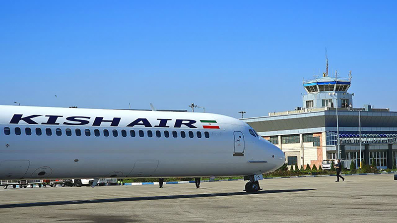 تصویر مراسم واتر سالوت نخستین پرواز اردبیل به کیش با حضور مسئولان فرودگاه و خدمه کیش ایر