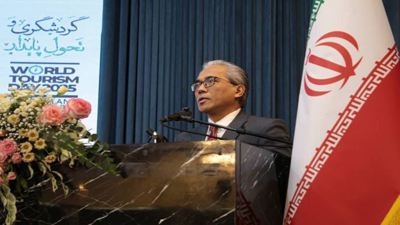 سفیر مالزی در حال سخنرانی درباره رشد ۳۰ درصدی گردشگران ایرانی در مراسم روز جهانی گردشگری در تهران.