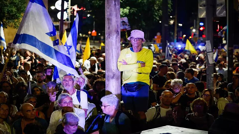 تصویر شهروندان اسرائیلی در خیابان با حالت نگران و حضور نیروهای امنیتی