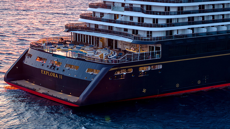 کشتی لوکس Explora Journeys در حال حرکت در آب‌های آرام با طراحی مدرن، سوئیت‌های بالکن‌دار و امکانات رفاهی کامل برای سفرهای دریایی بین‌المللی