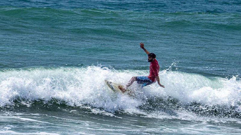 تصویر ورزشکاران برتر مسابقات موج‌سواری کاپ آزاد کشور در کنار ساحل با تخته‌های موج‌سواری