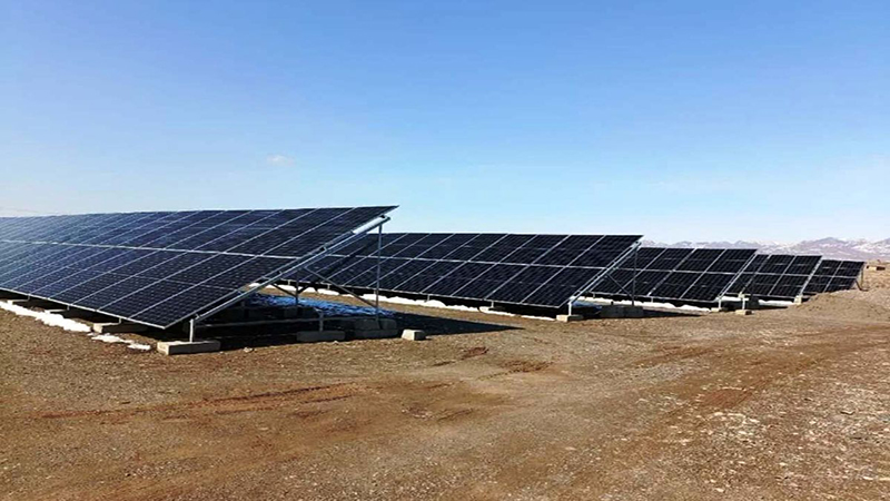 تصویر مربوط به اعلام وزیر نیرو درباره آغاز ساخت نیروگاه خورشیدی ۳۰۰ مگاواتی در قرچک، با هدف توسعه انرژی پاک و تقویت زیرساخت‌های برق کشور.