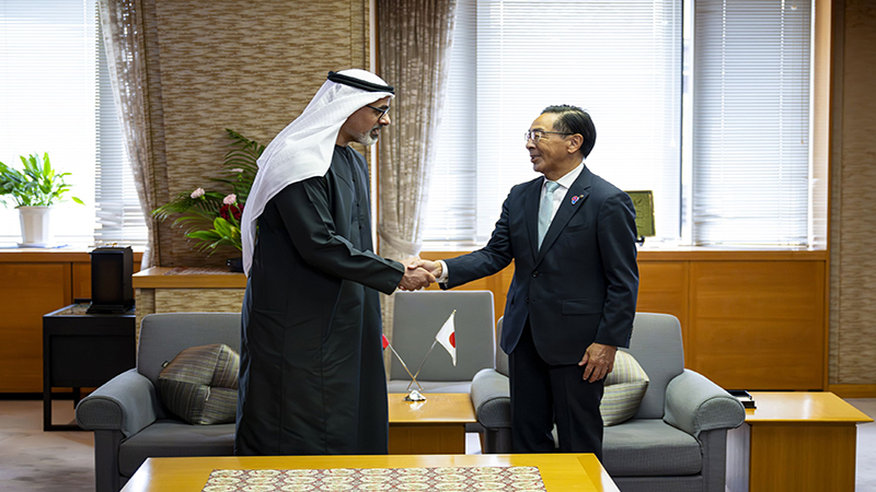 ولیعهد ابوظبی در حال دیدار با فرماندار استان کیوتو در ژاپن، در جریان سفر به اکسپو ۲۰۲۵ اوساکا