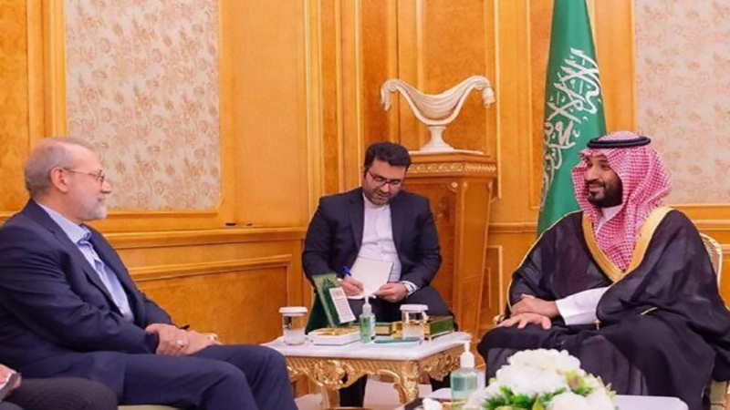 علی لاریجانی در حال دیدار و گفت‌وگو با محمد بن سلمان ولیعهد عربستان در ریاض