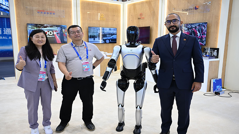ربات پیشرفته اماراتی با قابلیت‌های چندمنظوره، نماد تحول دیجیتال در نمایشگاه چین شد.