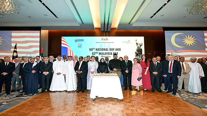 مقامات اماراتی و دیپلمات‌های مالزی در مراسم روز ملی مالزی در ابوظبی کنار هم ایستاده‌اند