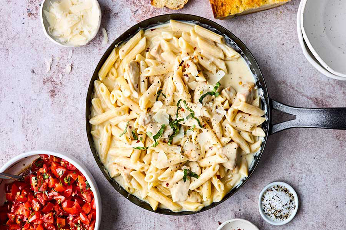 پنه آلفردو با مرغ و قارچ یکی از محبوب‌ترین غذاهای ایتالیاییه که با ترکیب سس خامه‌ای، پنیر پارمزان، مرغ گریل‌شده و قارچ تفت‌داده‌شده، طعمی لطیف و مجلسی به سفره شما میاره. این پاستا هم برای مهمونی‌ها عالیه، هم برای یه شام سریع و خوشمزه. با چند ماده ساده و کمی عشق، می‌تونی یه غذای رستورانی رو تو خونه درست کنی!