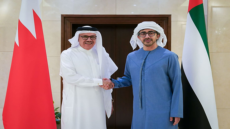 شیخ عبدالله بن زاید و دکتر عبداللطیف الزیانی در حال گفت‌وگو در ابوظبی درباره تقویت روابط دوجانبه میان امارات و بحرین؛ تصویر نمایانگر تعامل دیپلماتیک و همکاری منطقه‌ای است