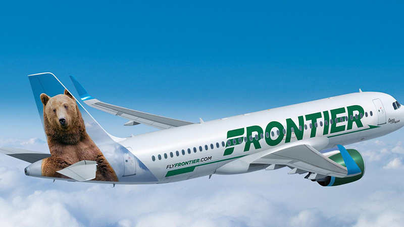 هواپیمای شرکت Frontier Airlines در حال پرواز، نماد تحول در استراتژی پروازهای فوق‌ارزان و تمرکز بر درآمد وفاداری و کارت اعتباری