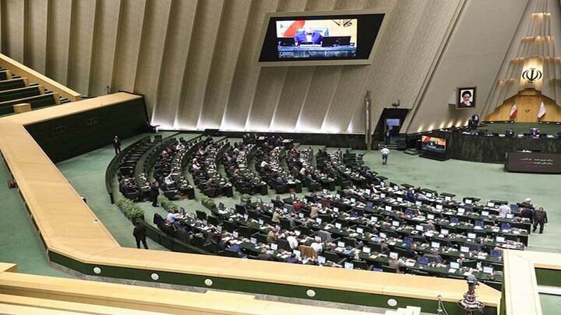 عضو کمیسیون امنیت ملی مجلس ایران در حال سخنرانی درباره ممنوعیت ورود بازرسان آژانس تا پرداخت خسارت جنگ ۱۲ روزه