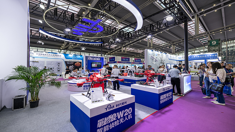 نمایی از غرفه‌های نمایشگاه هوافضا و تجهیزات ماهواره‌ای در چین با حضور شرکت‌های فناوری و پهپادهای پیشرفته