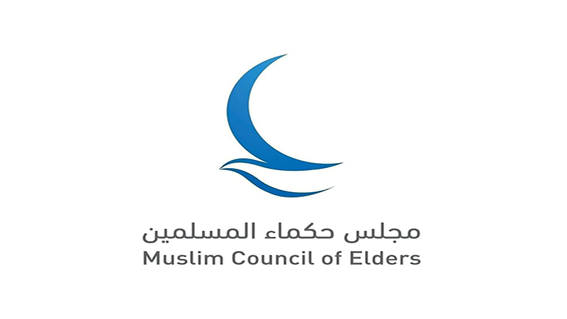 شورای مسلمانان حکماء به ریاست احمد الطیب در حال صدور بیانیه‌ای رسمی در حمایت از موضع مصر علیه آوارگی فلسطینی‌ها؛ تصویر نماد همبستگی اسلامی و محکومیت سیاست‌های اسرائیل است.