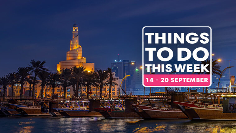 شاهین‌داران در حال نمایش پرندگان شکاری در نمایشگاه بین‌المللی سَهیل قطر ۲۰۲۵ در روستای فرهنگی کتارا