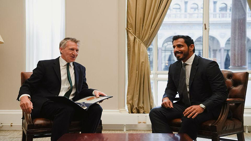 نمایندگان امارات و بریتانیا در حال گفت‌وگوی راهبردی در لندن درباره مقابله با تأمین مالی غیرقانونی، با حضور حمید الزعابی و دن جارویس.