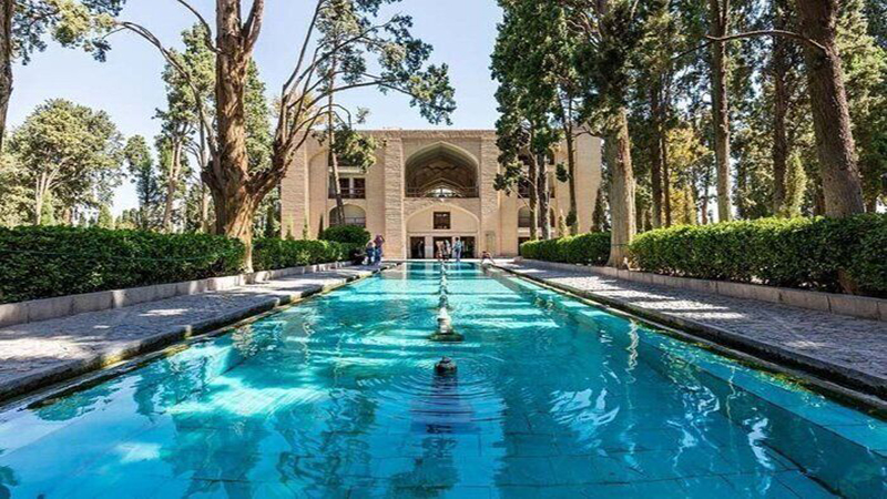 تصویر مراسم هفته گردشگری در کاشان با حضور شهروندان، مسئولان و اجرای برنامه‌های فرهنگی متنوع