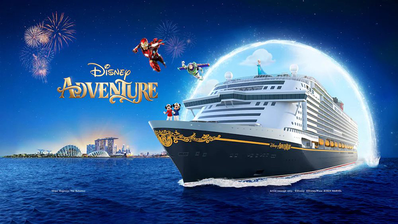 تصویر کشتی تفریحی Disney Adventure متعلق به Disney Cruise Line در سنگاپور، با مجسمه میکی موس در قسمت پشتی، نماد آغاز فصل جدید سفرهای دریایی دیزنی در آسیا