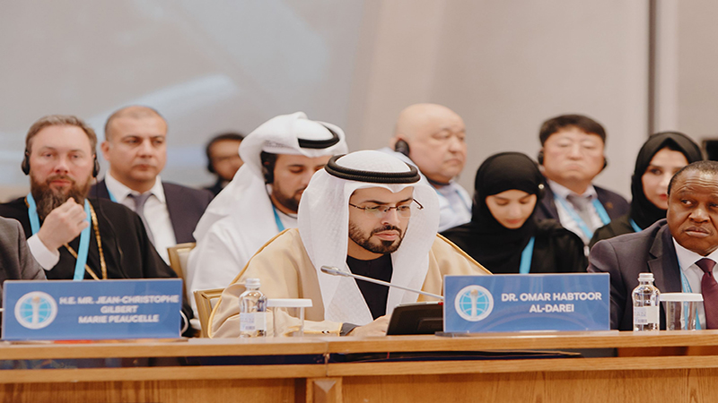 دکتر عمر الدرعی در حال سخنرانی در نشست حفاظت از اماکن مذهبی در کنگره جهانی ادیان در آستانه