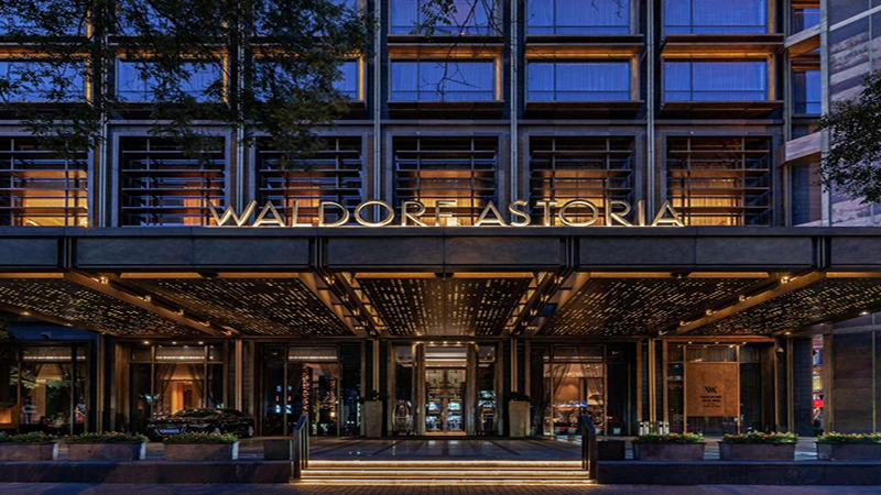 نمای بیرونی هتل Waldorf Astoria Beijing با طراحی سنتی چینی و ورودی مجلل