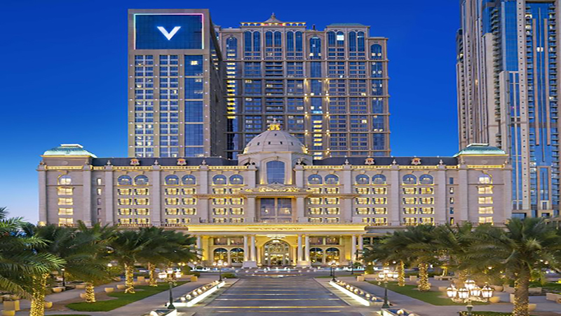 مای بیرونی Hilton Dubai Al Habtoor City با منظره کانال آبی دبی