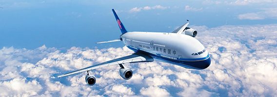 هواپیمای ایرلاین چین در حال پرواز بر فراز آسمان آبی