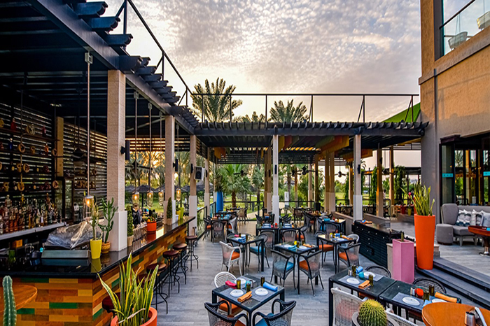 نمایی از رستوران Maya Modern Mexican Kitchen در دبی با فضای باز و غذاهای مکزیکی