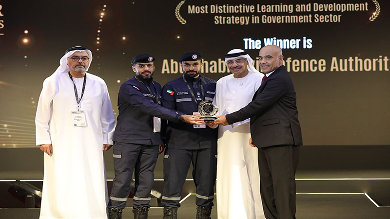 اداره دفاع مدنی ابوظبی در حال دریافت جایزه هوش مصنوعی و آموزش نهادی در اجلاس خلیج فارس ۲۰۲۵