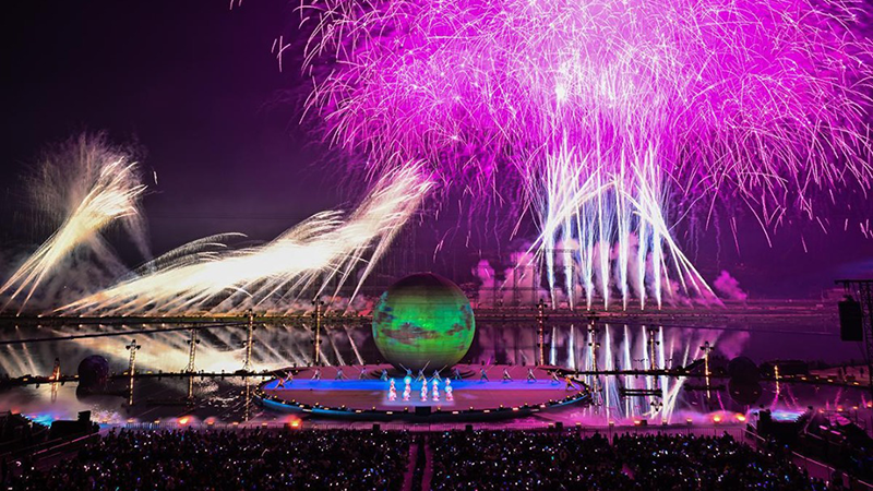 نمایی از آسمان شب لیویانگ در جشنواره آتش‌بازی ۲۰۲۵ با نورهای رنگارنگ و جلوه‌های ویژه
