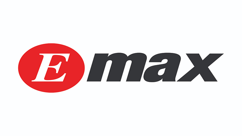 نمای بیرونی فروشگاه Emax امارات با بنرهای تخفیف اکتبر و برندهای دیجیتال جهانی