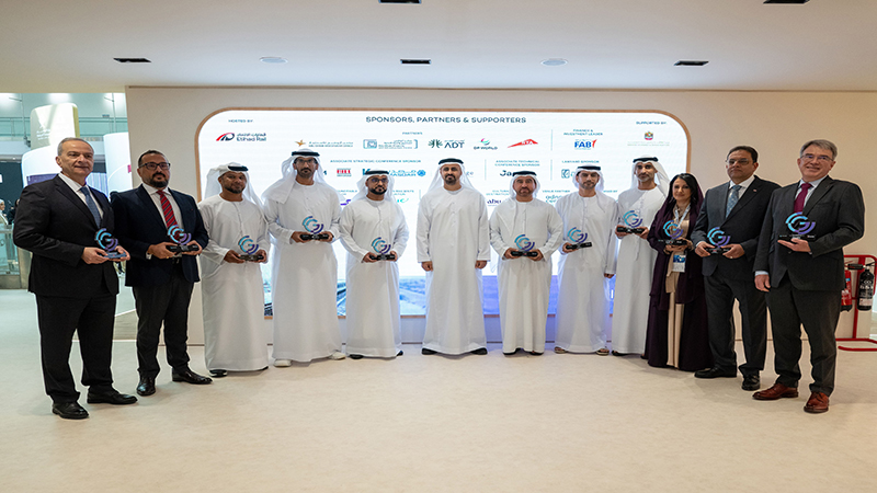 شیخ ثیاب در حال بازدید از غرفه‌های نمایشگاه جهانی راه‌آهن ۲۰۲۵ در ابوظبی