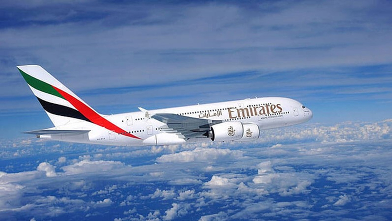 مسافر در حال رزرو بلیط هواپیما Emirates با تخفیف ویژه برای سفر فوری
