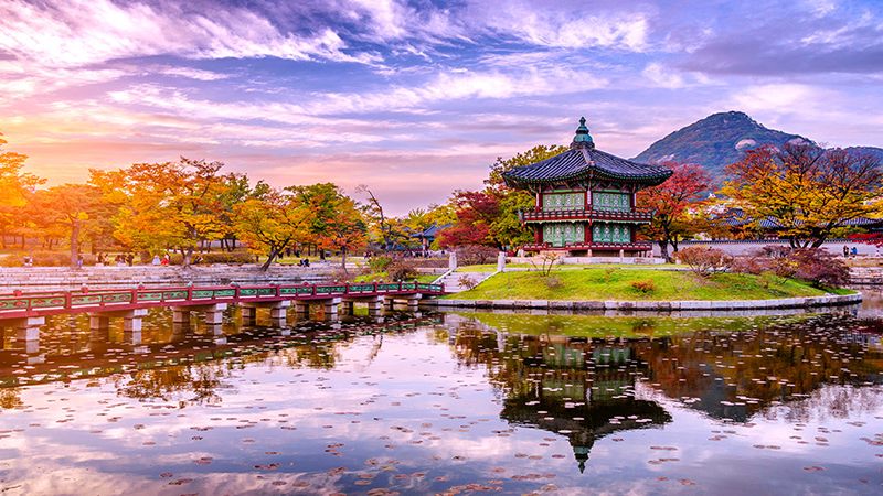 تصویری از کاخ گیونگ‌بوک در سئول با معماری سنتی کره‌ای