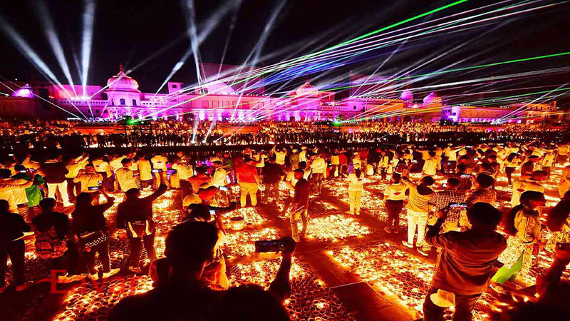 آتش‌بازی شب دیوالی در دبی با جمعیت شاد در مراکز خرید