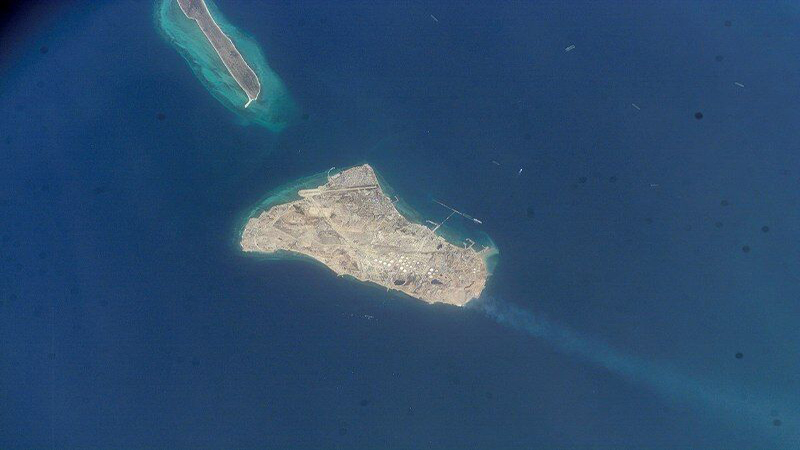 تصویری از جزیره خارگو در خلیج‌فارس با سواحل بکر و تأسیسات تاریخی