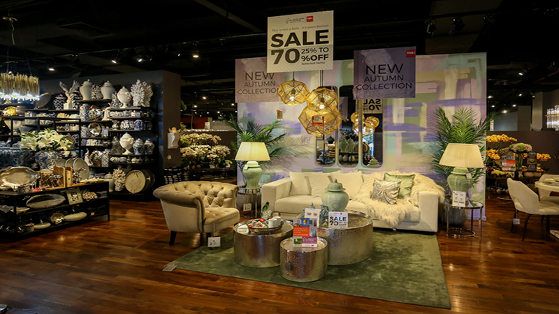 نمایی از فروشگاه‌های مبلمان و دکوراسیون در Dubai Mall در جشنواره Dubai Home Festival 2025