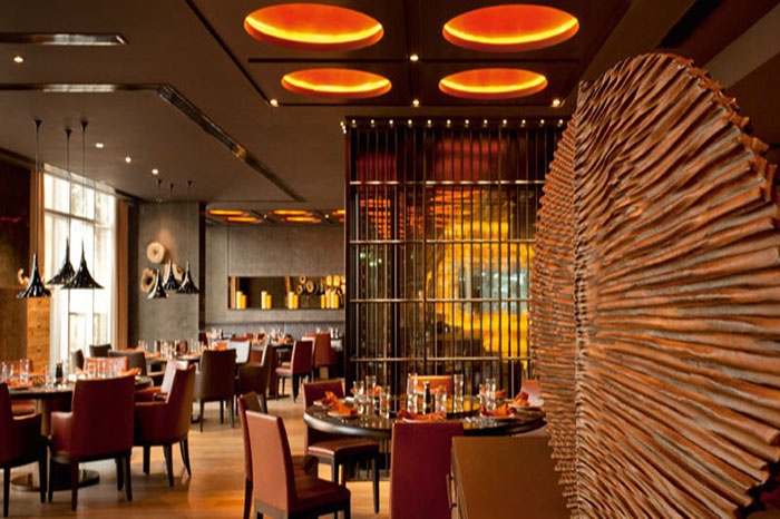 مای داخلی رستوران Toro Toro دبی با نورپردازی گرم، دکور لاتین و منظره مارینا