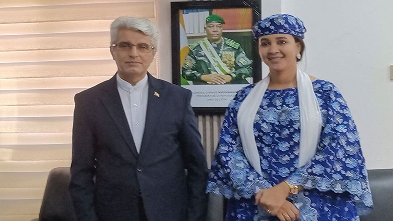 سفیر ایران و وزیر گردشگری نیجر در حال گفت‌وگو درباره همکاری‌های فرهنگی و توسعه گردشگری بین دو کشور
