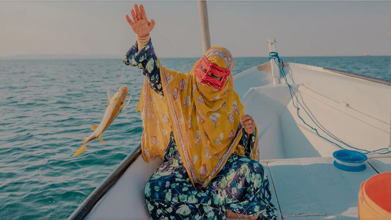 ساحل‌نشینان جزیره هرمز در حال مشارکت در کارگاه آموزشی توسعه پایدار دریایی