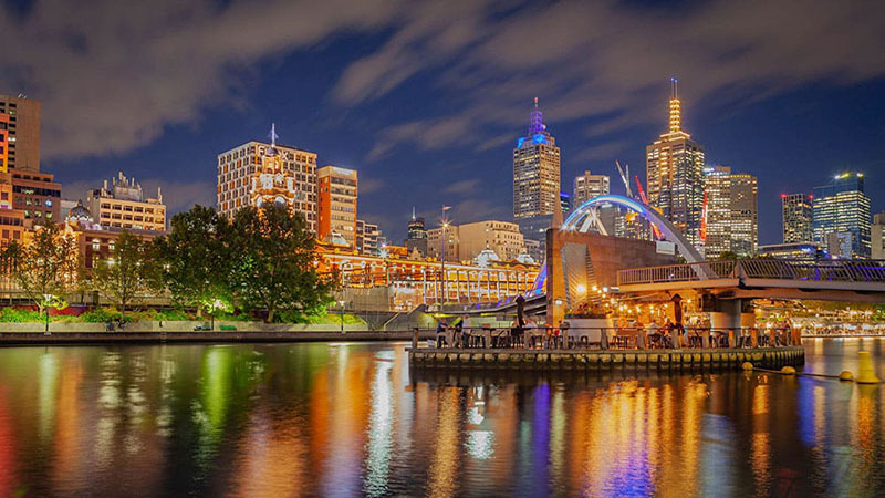 تصویر خانه اپرای سیدنی با نمای بندر و آسمان آبی