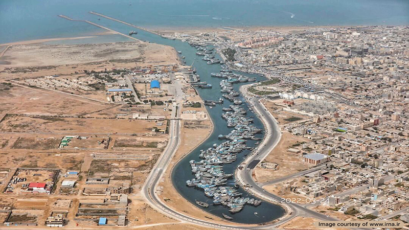 نمای ساحلی بوشهر در غروب با گردشگران