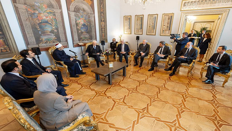 مام اعظم الازهر و رئیس‌جمهور ایتالیا در حال گفت‌وگو درباره صلح جهانی و برادری انسانی در نشست رم