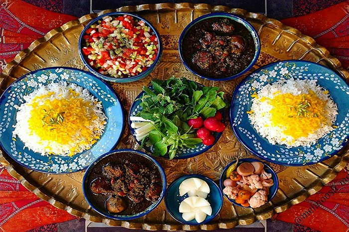 خورشت قرمه‌سبزی ایرانی با سبزی سرخ‌شده، گوشت گوسفندی و لیمو عمانی در قابلمه سنتی