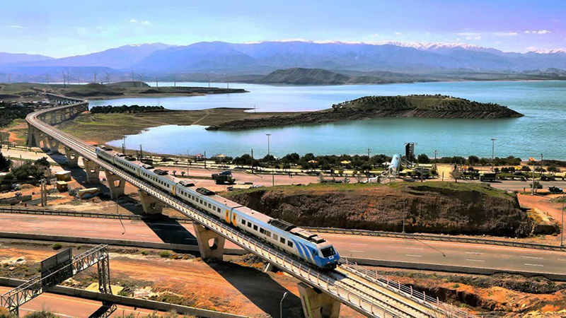 قطار گردشگری گیلان در حال عبور از جنگل سراوان و پل منجیل با چشم‌انداز طبیعی شمال ایران