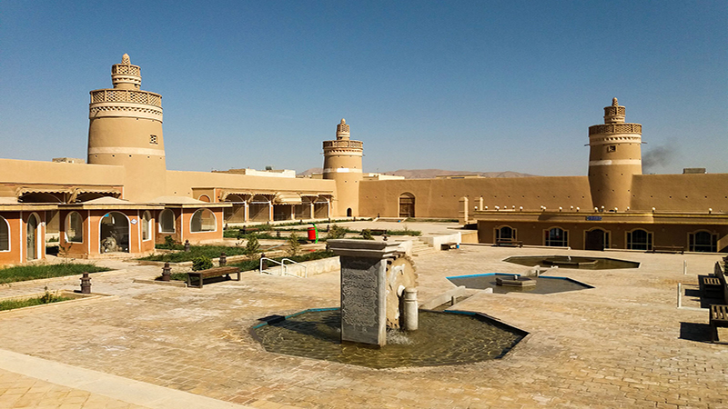 نمایی از ارگ شیخ بهایی در نجف‌آباد با برج‌های تاریخی و معماری سنتی صفوی