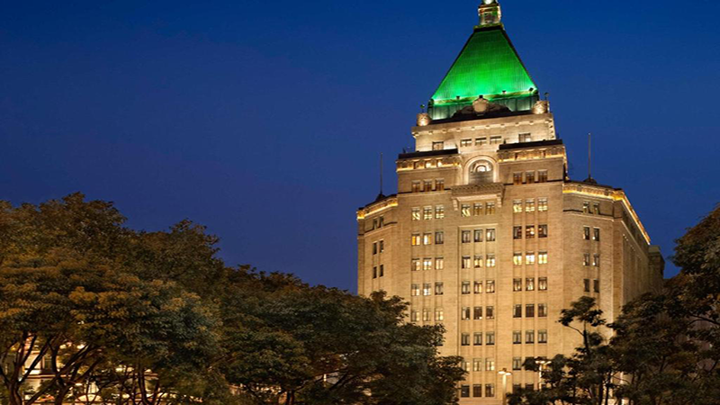 نمای بیرونی هتل Fairmont Peace Hotel شانگهای با طراحی آرت‌دکو و نورپردازی شبانه