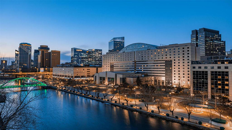 نمای شب هتل Kempinski Beijing با طراحی اروپایی در منطقه Chaoyang پکن و نورپردازی مدرن