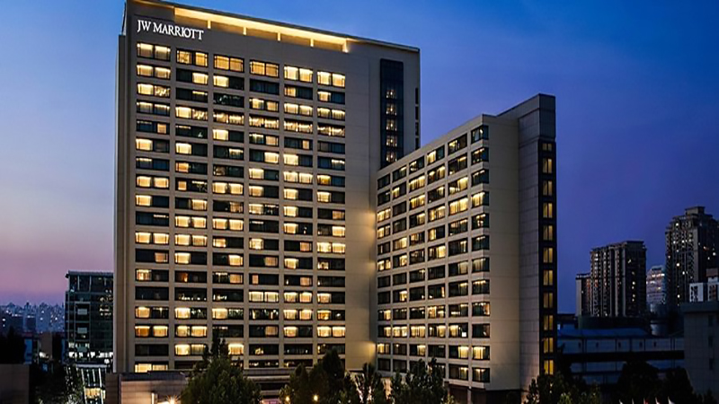 JW Marriott Beijing با طراحی لوکس و نورپردازی چشم‌نوازنمایی از لابی مدرن هتل