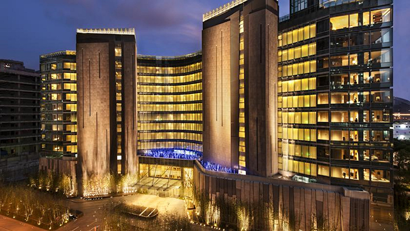 نمای شب هتل Banyan Tree Shanghai با نورپردازی مدرن و چشم‌انداز رودخانه Huangpu در منطقه باند شانگهای